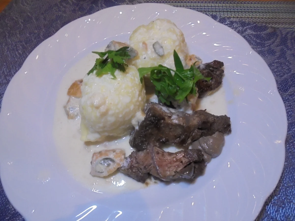 Rezept: Tafelspitz mit Meerrettichsauce und Kartoffelknödel Bild Nr. 2 Tafelspitz mit Meerrettichsauce und Kartoffelknödel - Rezept - Bild Nr. 2