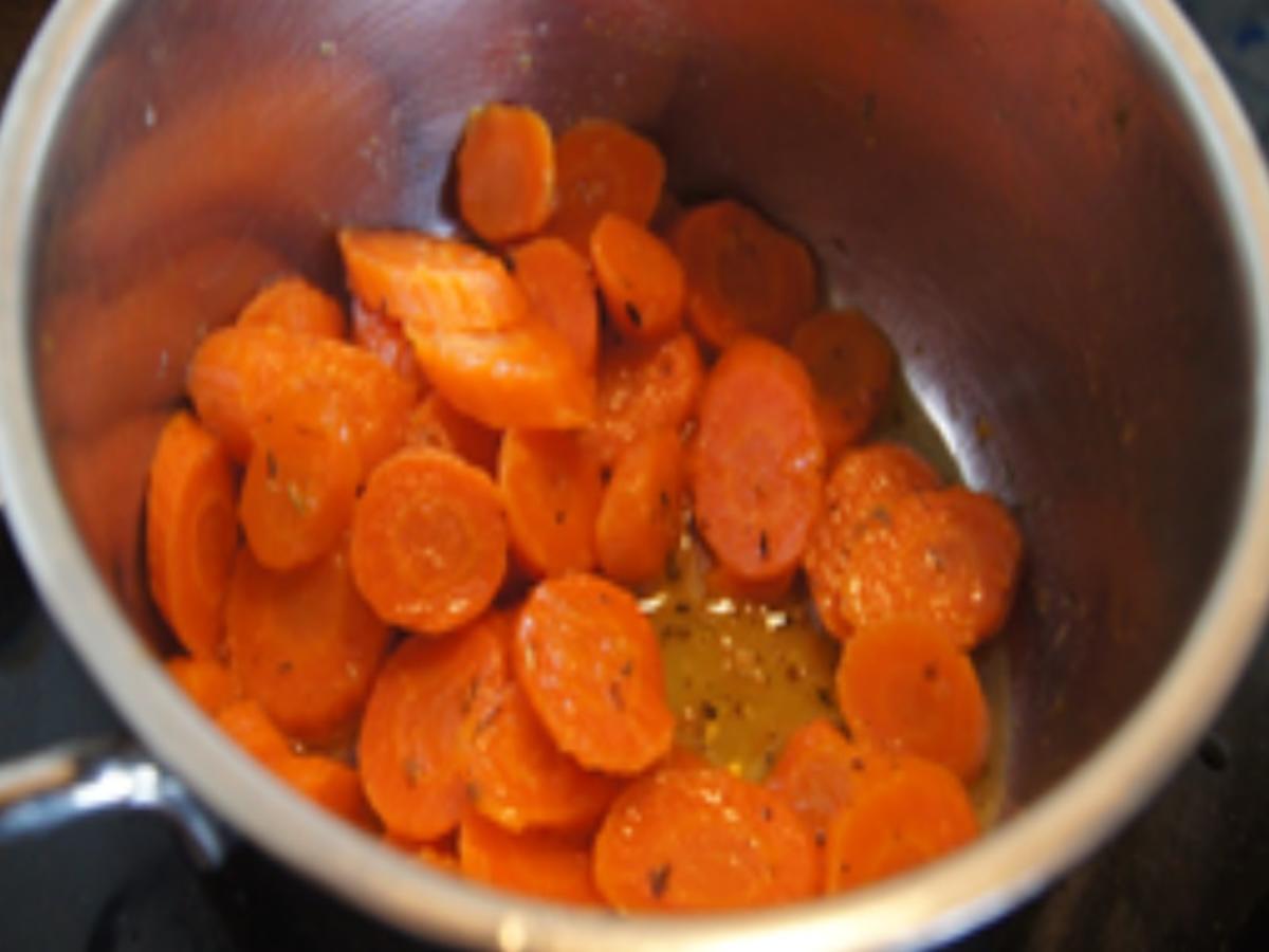 Hähnchenbrustfiletnuggets mit Honig-Karotten, Kartoffelstampf und chinesischen Gurkensalat - Rezept - Bild Nr. 11
