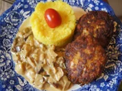 Herzhafte Buletten mit Rahm-Steinpilz-Sauce und gelber Blumenkohlreis - Rezept - Bild Nr. 16167