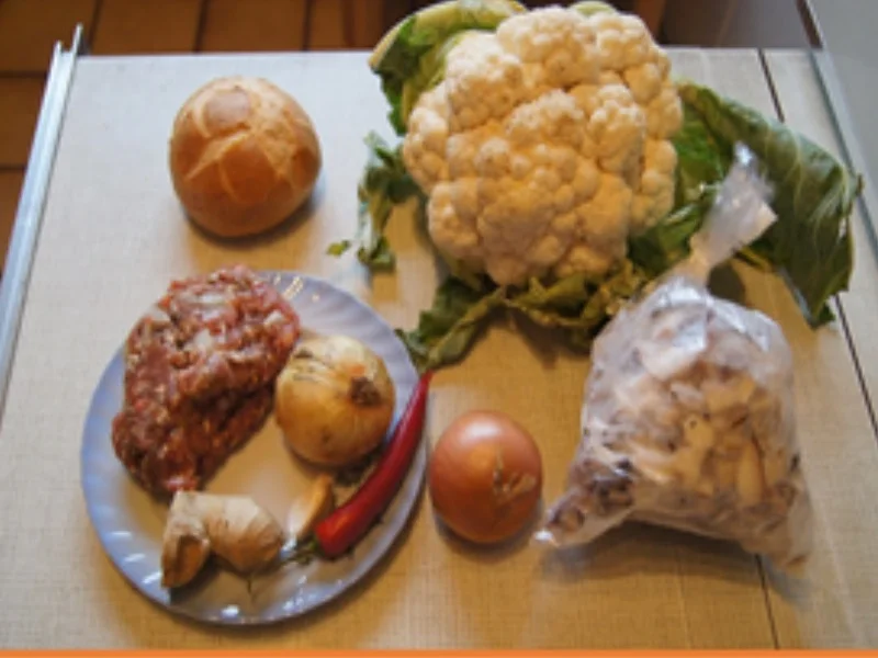 Herzhafte Buletten mit Rahm-Steinpilz-Sauce und gelber Blumenkohlreis - Rezept - Bild Nr. 16168