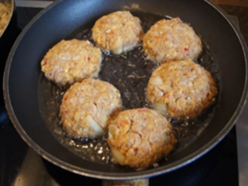 Herzhafte Buletten mit Rahm-Steinpilz-Sauce und gelber Blumenkohlreis - Rezept - Bild Nr. 16171