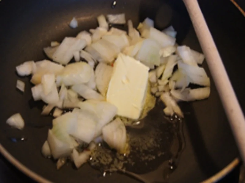 Herzhafte Buletten mit Rahm-Steinpilz-Sauce und gelber Blumenkohlreis - Rezept - Bild Nr. 16175