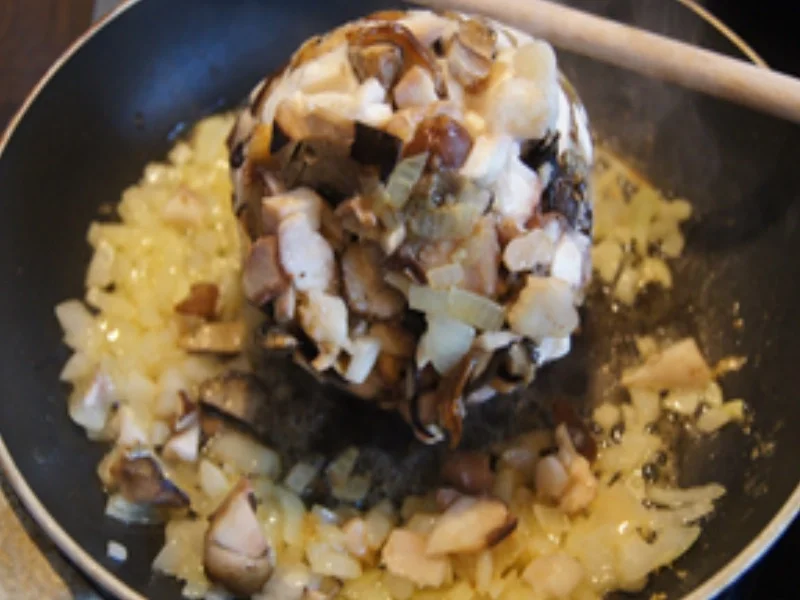 Herzhafte Buletten mit Rahm-Steinpilz-Sauce und gelber Blumenkohlreis - Rezept - Bild Nr. 16176