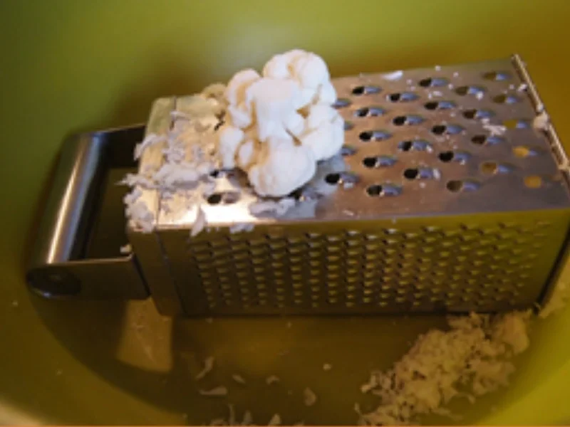 Herzhafte Buletten mit Rahm-Steinpilz-Sauce und gelber Blumenkohlreis - Rezept - Bild Nr. 16179