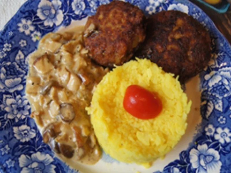 Herzhafte Buletten mit Rahm-Steinpilz-Sauce und gelber Blumenkohlreis - Rezept - Bild Nr. 16182