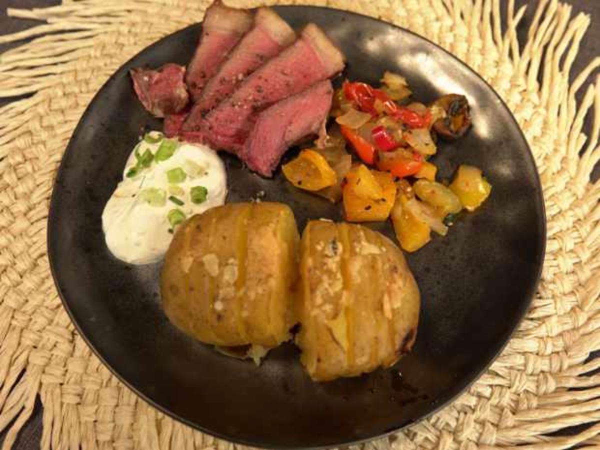 Black Angus Porterhouse Steak mit Hasselback Kartoffeln und Grillgemüse Rezept kochbar.de