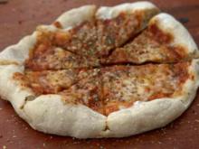 Pizza und Antipasti mit Paprika und Oliven - Rezept - Bild Nr. 16168
