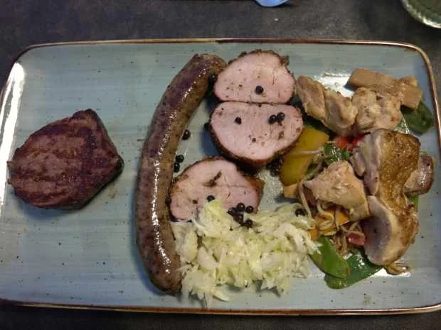 Rezept: Schweinefilet mit Krautsalat, Kikok Hühnchen und Trüffelbratwurst Bild Nr. 16168 Schweinefilet mit Krautsalat, Kikok Hühnchen und Trüffelbratwurst - Rezept - Bild Nr. 16168