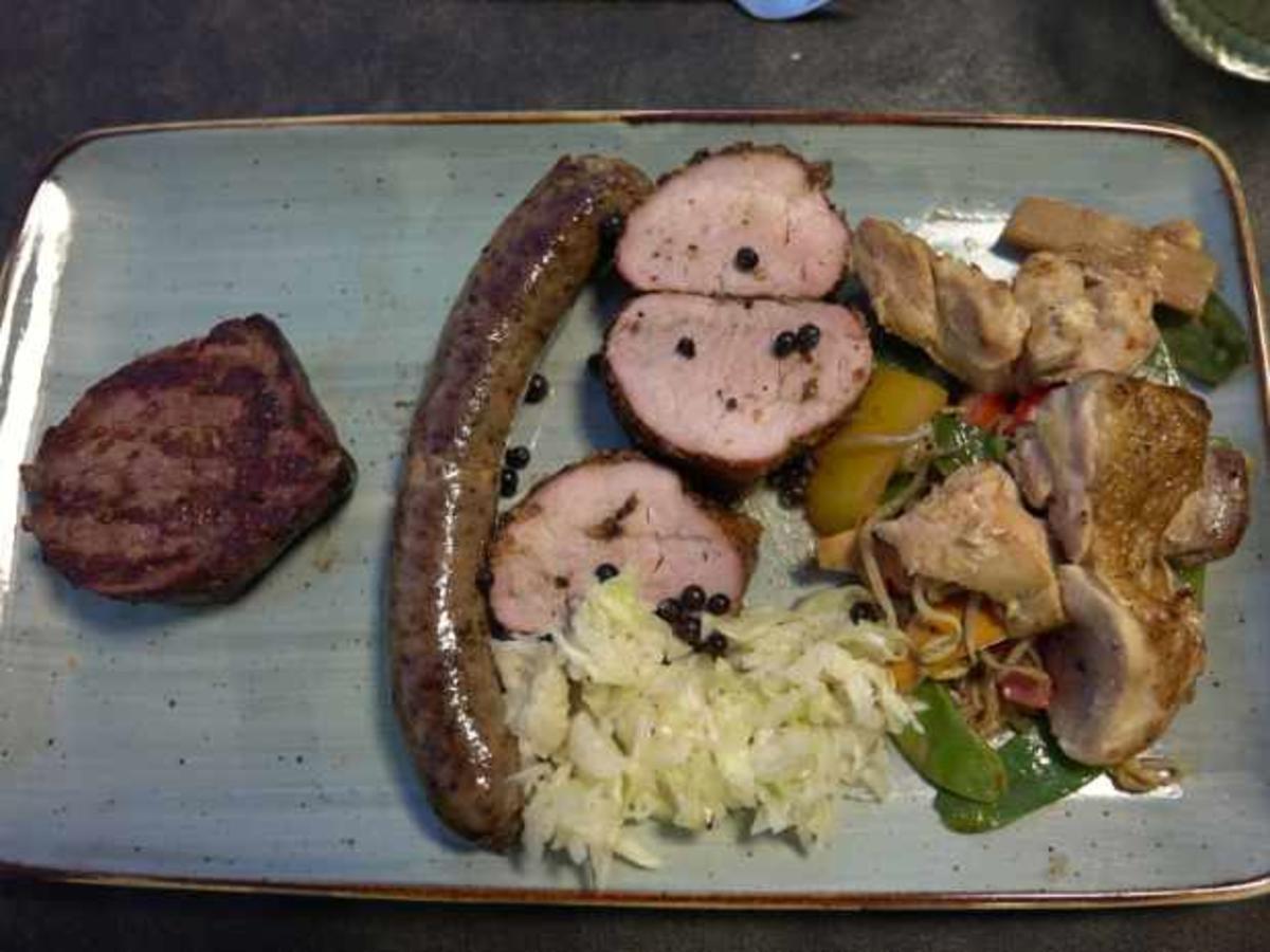 Schweinefilet mit Krautsalat, Kikok Hühnchen und Trüffelbratwurst ...