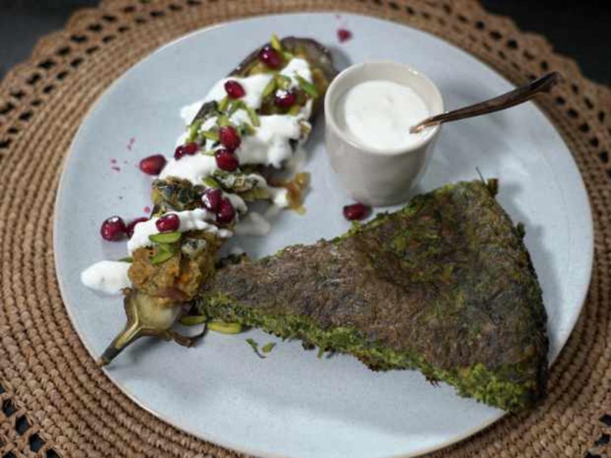 Kräuteromelette mit Auberginenmousse und wilder Knoblauch-Joghurt