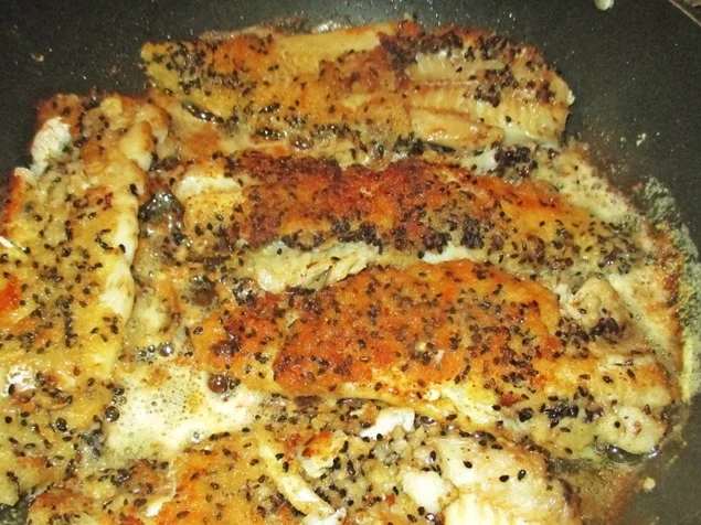 Knuspriges Fischfilet mit Curry-Kartoffelecken und Salat - Rezept - Bild Nr. 3