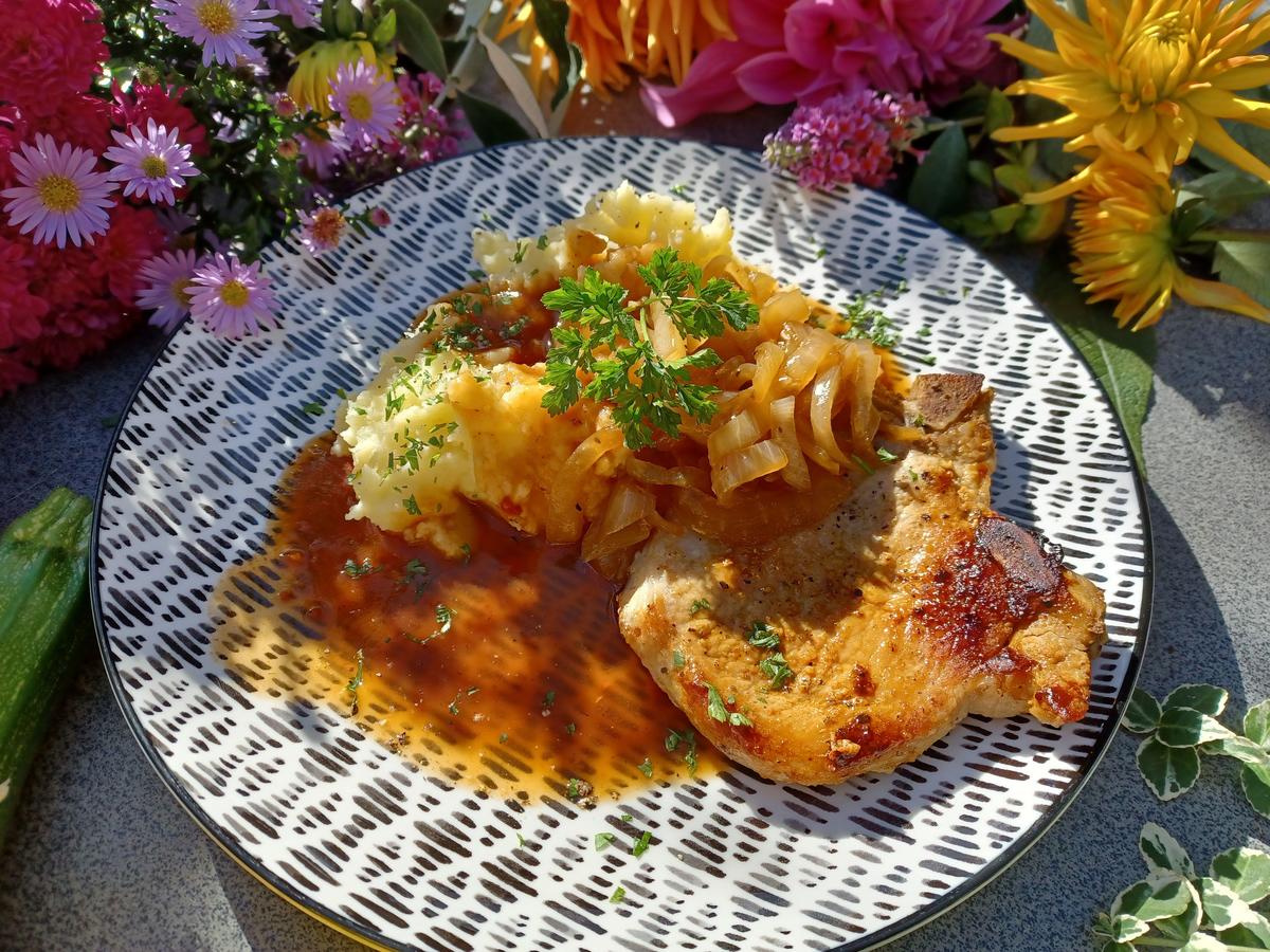 Kotelett mit Zwiebelgemüse - einfach - von loewe_bs