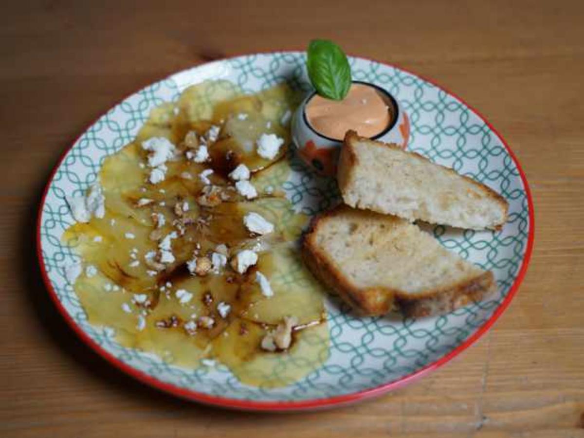 Beete Carpaccio mit karamellisierten Walnüssen und Tomaten-Knoblauch-Butter - Rezept - Bild Nr. 2