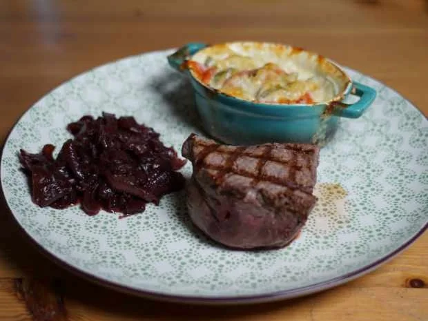 Rinderfilet mit Zucchini-Kartoffel-Gratin und Portweinzwiebeln - Rezept - Bild Nr. 2