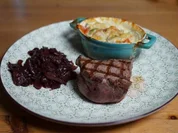 Rinderfilet mit Zucchini-Kartoffel-Gratin und Portweinzwiebeln - Rezept - Bild Nr. 2