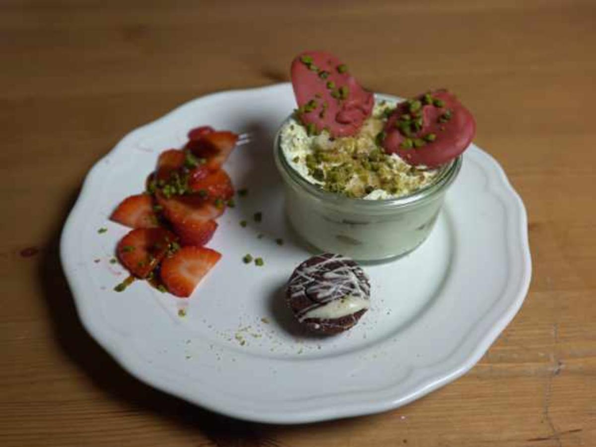 Pistazientiramisu mit Schoko-Chili Praline und Erdbeerencarpaccio ...