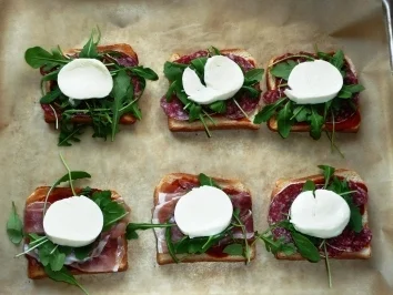 Rezept: Blitz Mini-Pizzas mit Rucola und Mozzarella Blitz Mini-Pizzas mit Rucola und Mozzarella - Rezept