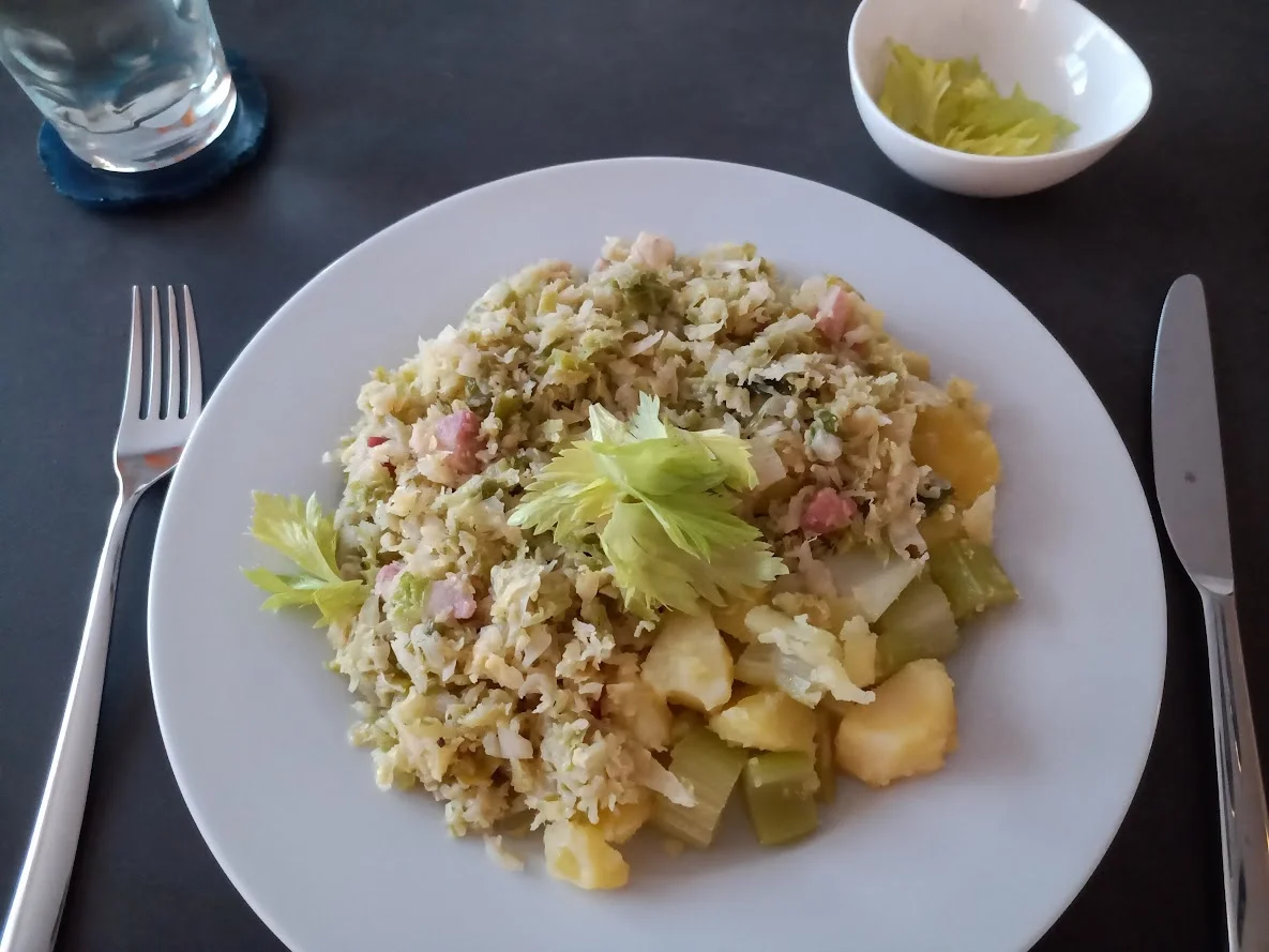 Geschmorter Wirsing auf Kartoffel-Sellerie-Gemüse zur kochbar Challenge Oktober 2022 - Rezept - Bild Nr. 16187