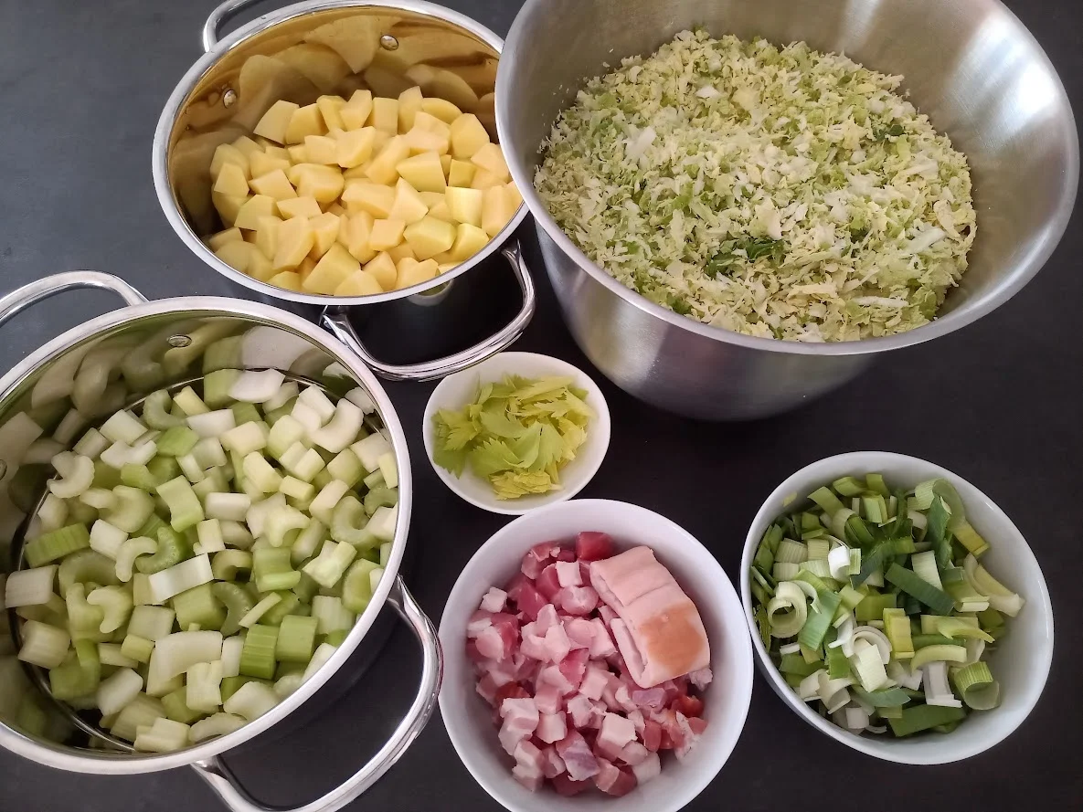 Geschmorter Wirsing auf Kartoffel-Sellerie-Gemüse zur kochbar Challenge Oktober 2022 - Rezept - Bild Nr. 16189