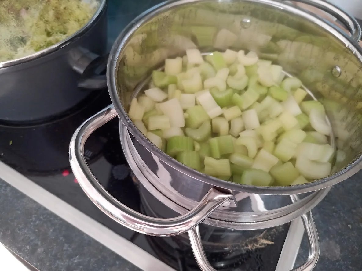 Geschmorter Wirsing auf Kartoffel-Sellerie-Gemüse zur kochbar Challenge Oktober 2022 - Rezept - Bild Nr. 16193