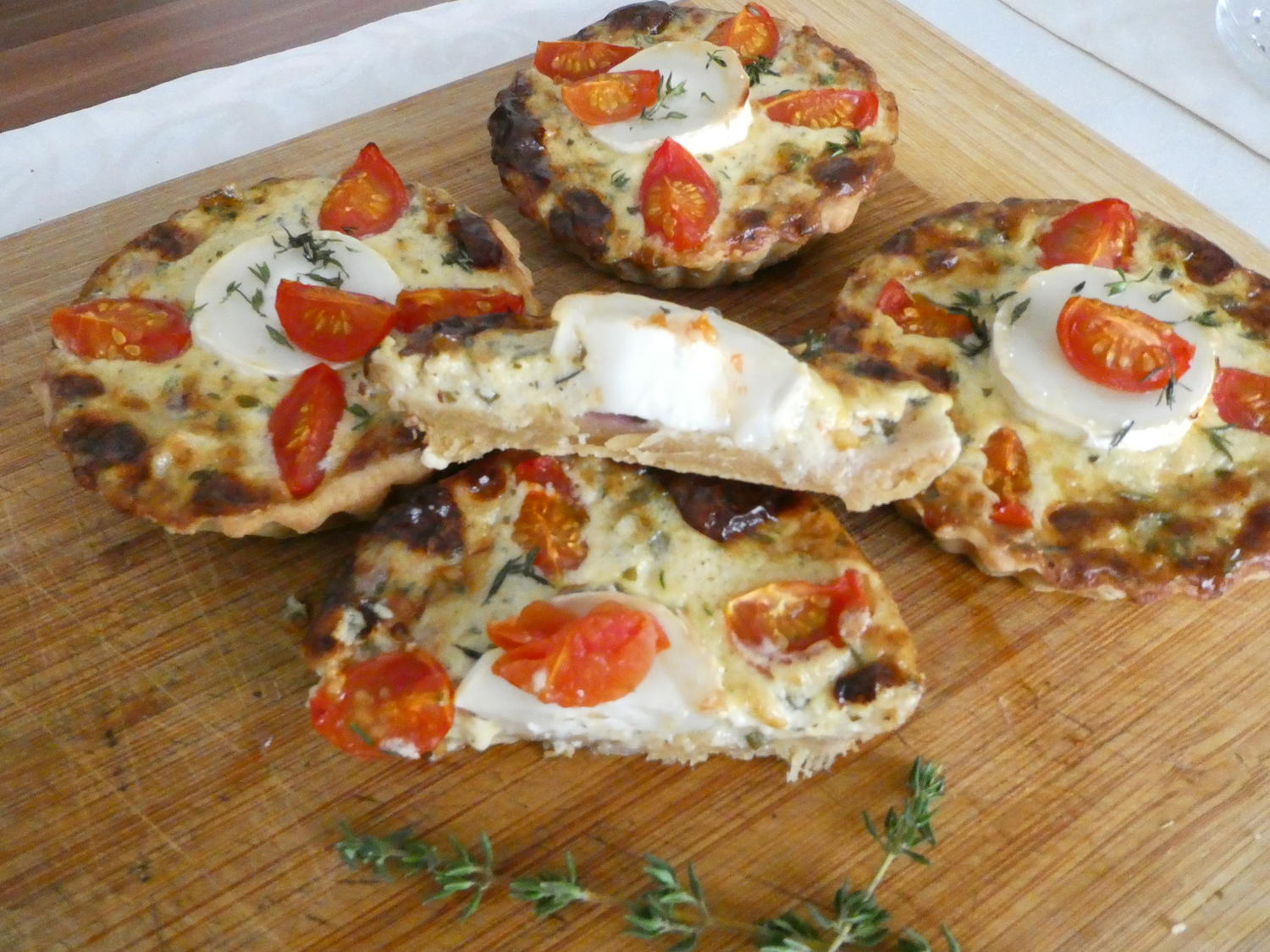 Mini-Tartelettes mit Ziegenkäse und Tomaten - Rezept - kochbar.de