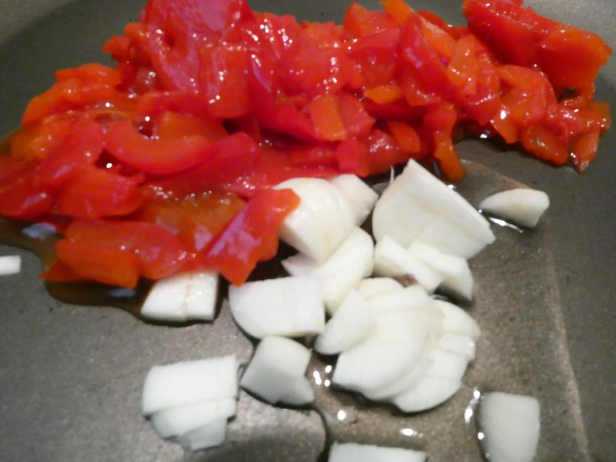 Bandnudeln mit Tomaten-Paprika-Sauce - Rezept - Bild Nr. 16181