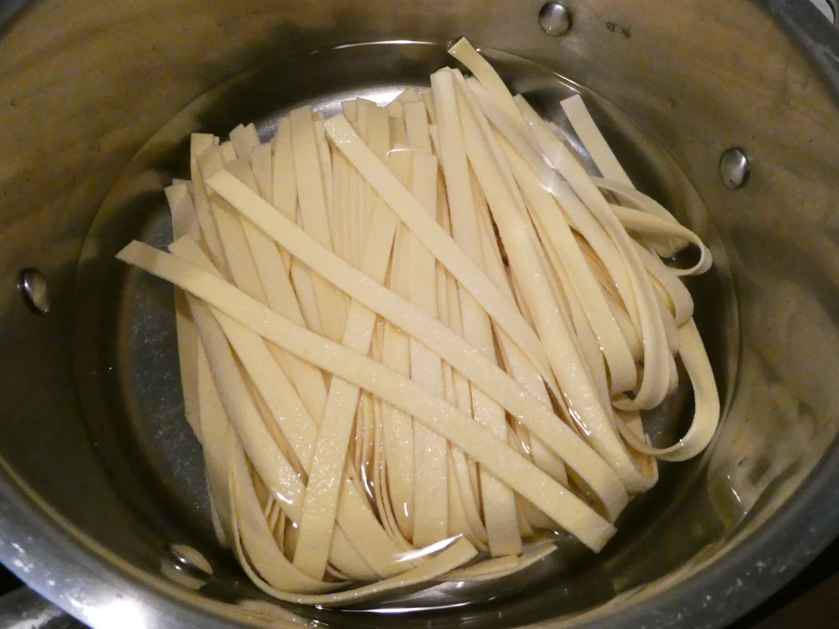 Bandnudeln mit Tomaten-Paprika-Sauce - Rezept - Bild Nr. 16188