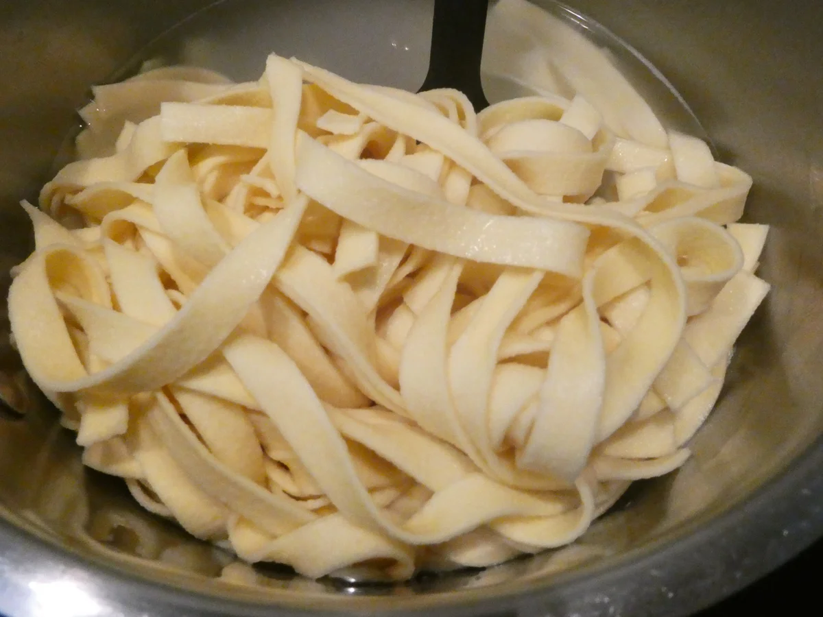 Bandnudeln mit Tomaten-Paprika-Sauce - Rezept - Bild Nr. 16189