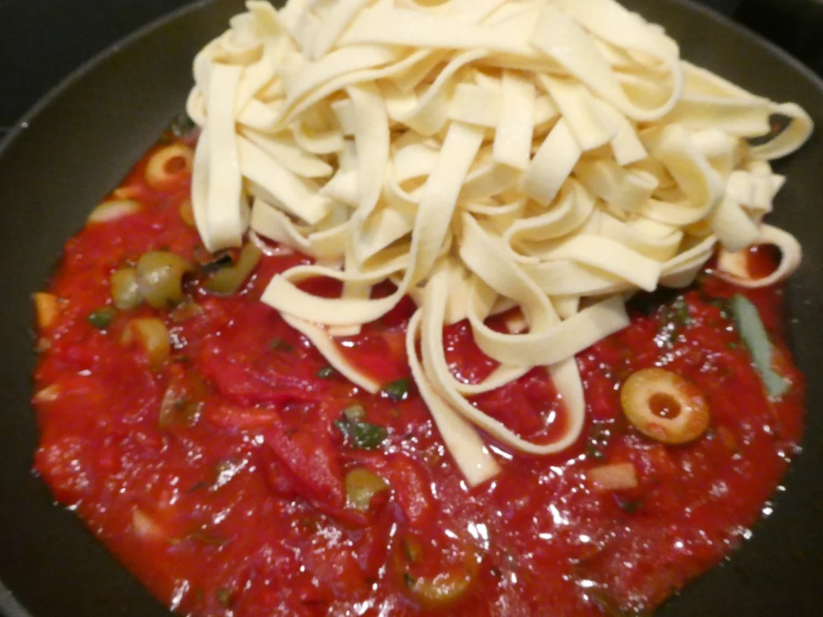 Bandnudeln mit Tomaten-Paprika-Sauce - Rezept - Bild Nr. 16190