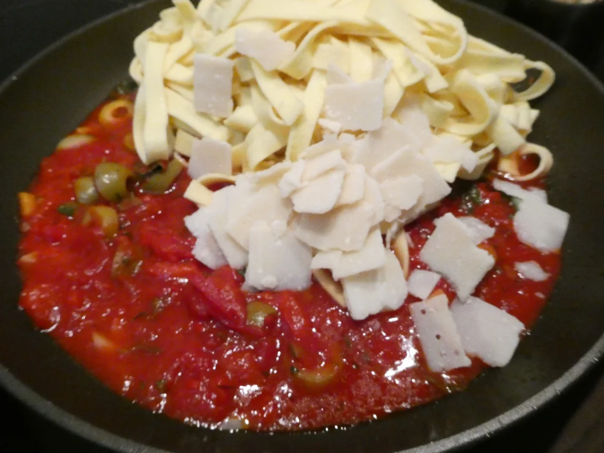 Bandnudeln mit Tomaten-Paprika-Sauce - Rezept - Bild Nr. 16191