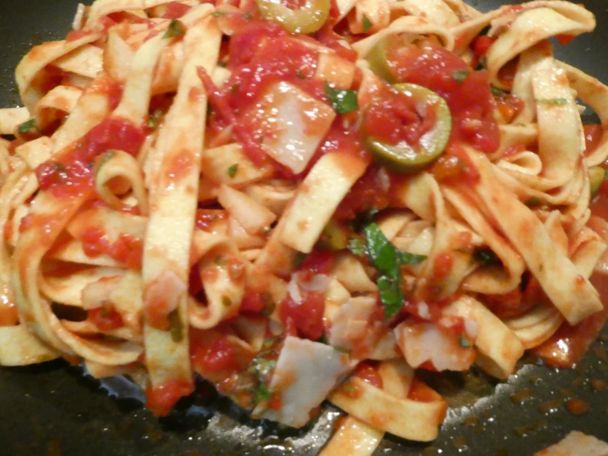 Bandnudeln mit Tomaten-Paprika-Sauce - Rezept - Bild Nr. 16192