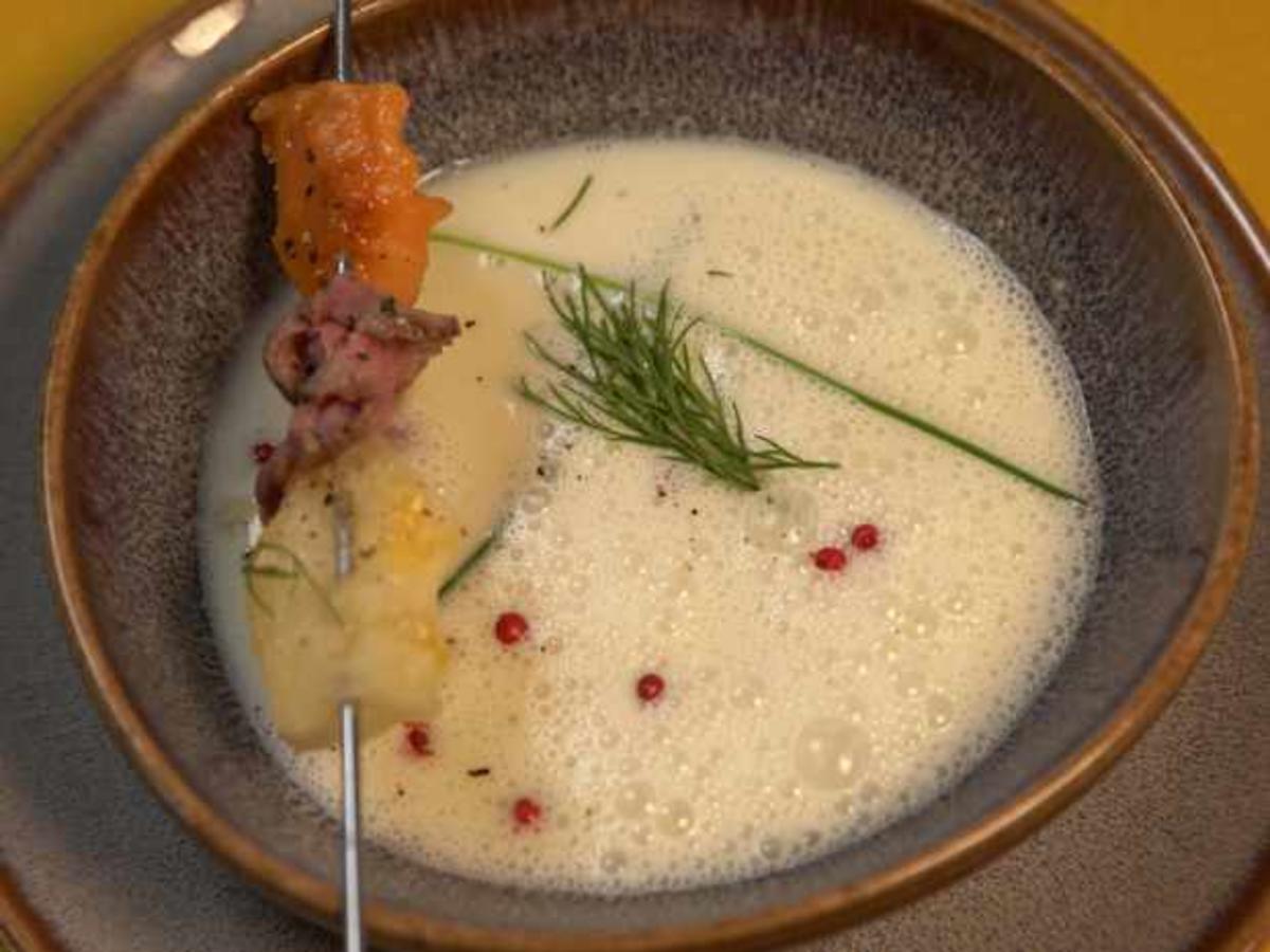 Kalte Gurkensuppe mit Fruchtspieß und Rinderfilet - Rezept - kochbar.de