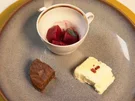Tonkabohnenparfait mit Himbeersorbet und Espresso-Schokokuchen - Rezept - Bild Nr. 2