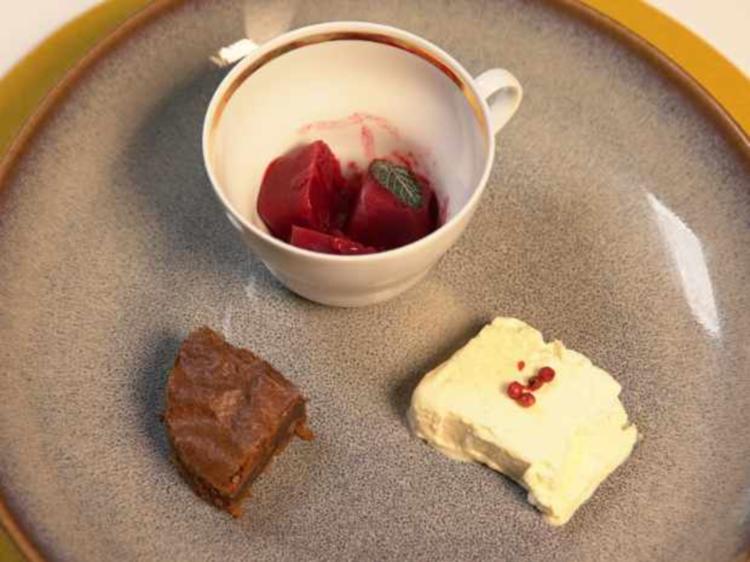 Tonkabohnenparfait mit Himbeersorbet und Espresso Schokokuchen - von ...