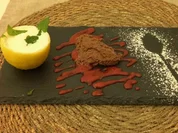 Zitronen-Minz-Eis mit Schokoladen-Mousse, Cantuccini und Himbeerspiegel - Rezept - Bild Nr. 2