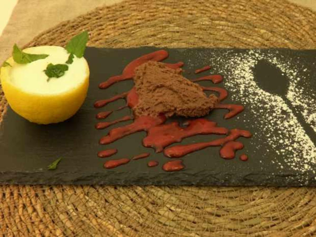 Zitronen Minz Eis mit Schokoladen Mousse, Cantuccini und Himbeerspiegel ...