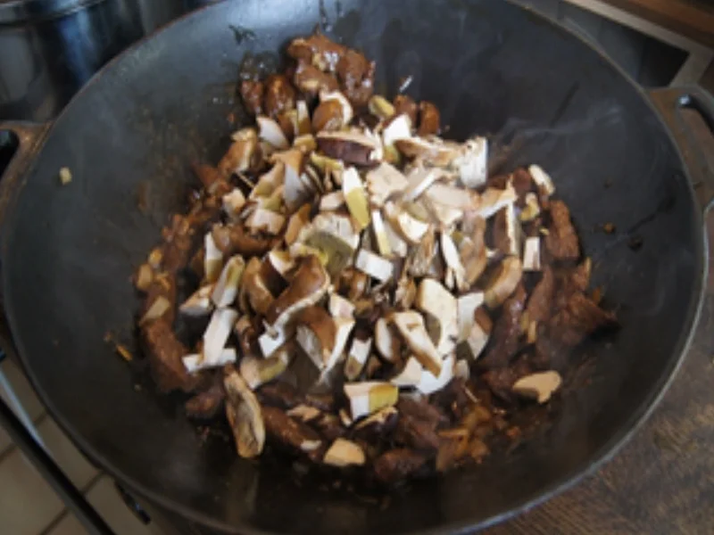 Rezept: Rindfleisch-Steinpilz-Wok in Rahmsauce mit Böhmischen Knödeln Bild Nr. 16198 Rindfleisch-Steinpilz-Wok in Rahmsauce mit Böhmischen Knödeln - Rezept - Bild Nr. 16198