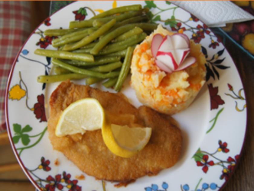 Wiener Schnitzel mit grünen Bohnen und Möhren Kartoffel Stampf ...