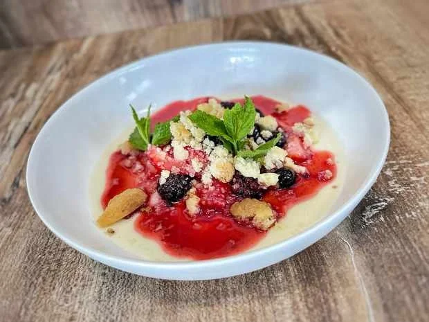 Beerenkompott mit Vanille-Crumble und Namelaka (Wayne Carpendale) - Rezept - Bild Nr. 2