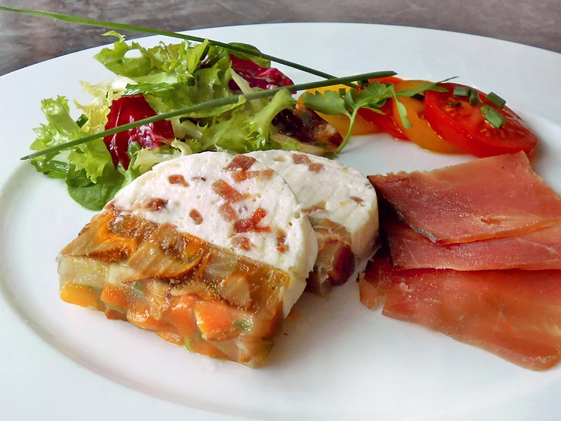 Terrine von Schwarzwälder Schinkenmouse mit Pfifferlingsgelee - Rezept - Bild Nr. 2