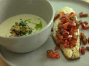 Wolfsbarsch mit Blumenkohlsuppe und Tomatentartar - Rezept - Bild Nr. 2