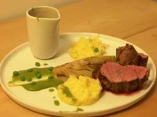 Kalbsfilet mit Kartoffelpüree, Chicorée und Erbsencreme - Rezept - Bild Nr. 2