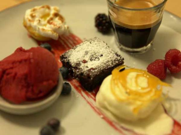 Schoko Himbeerkuchen mit Tonkabohnenparfait und Zitronentarte - von Das ...
