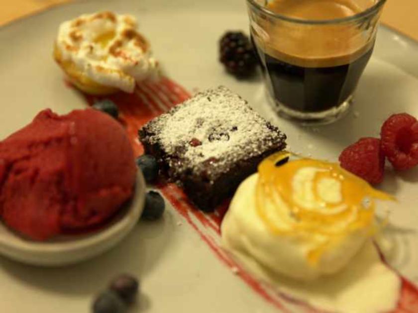 Schoko Himbeerkuchen mit Tonkabohnenparfait und Zitronentarte - von Das ...