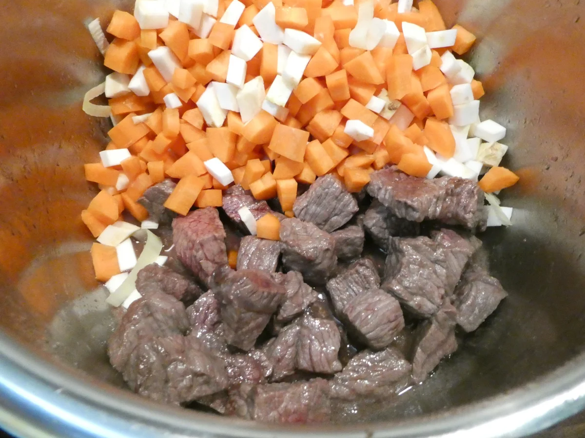 Rezept: Gulasch unter Kartoffelkruste Bild Nr. 16197 Gulasch unter Kartoffelkruste - Rezept - Bild Nr. 16197