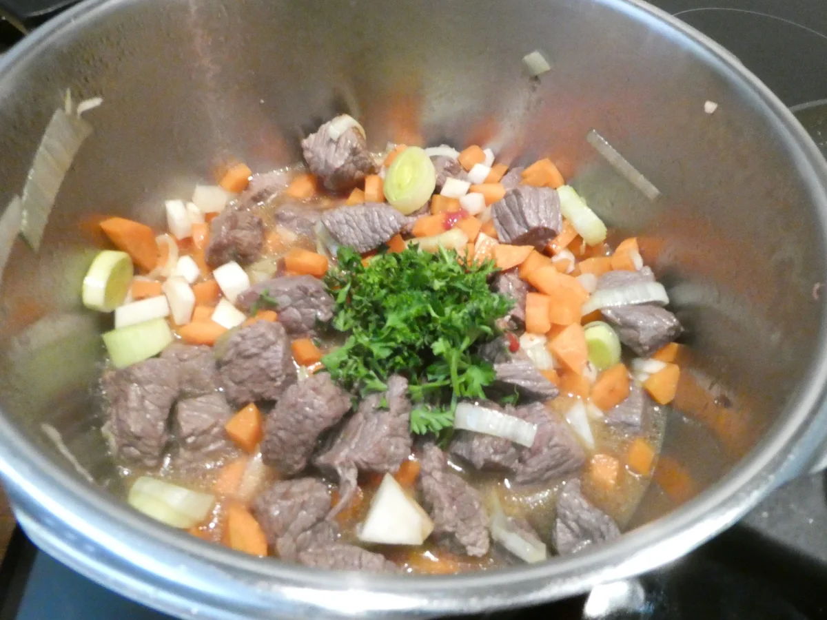 Rezept: Gulasch unter Kartoffelkruste Bild Nr. 16201 Gulasch unter Kartoffelkruste - Rezept - Bild Nr. 16201