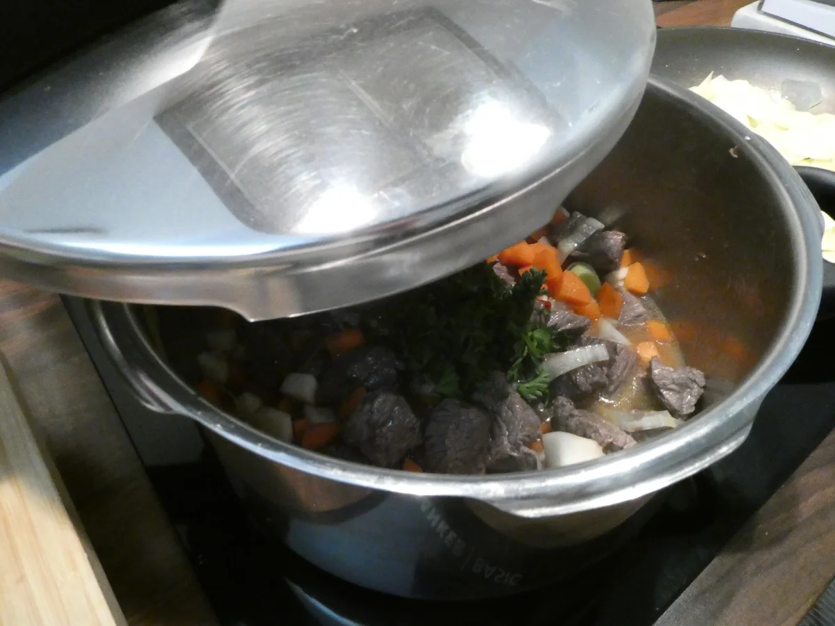 Rezept: Gulasch unter Kartoffelkruste Bild Nr. 16202 Gulasch unter Kartoffelkruste - Rezept - Bild Nr. 16202