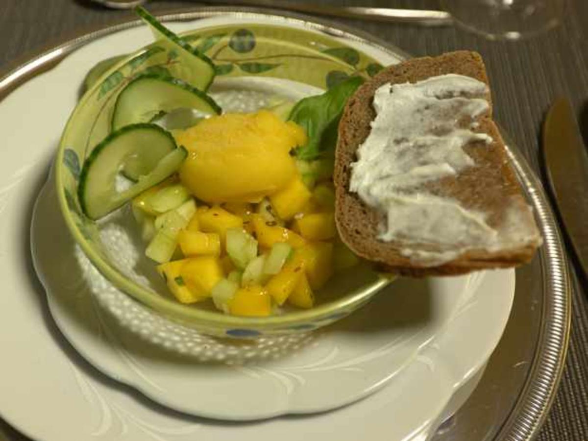 Mango-Gurken-Salat mit Mango-Sorbet und Brot mit Birnen-Senf - Rezept ...