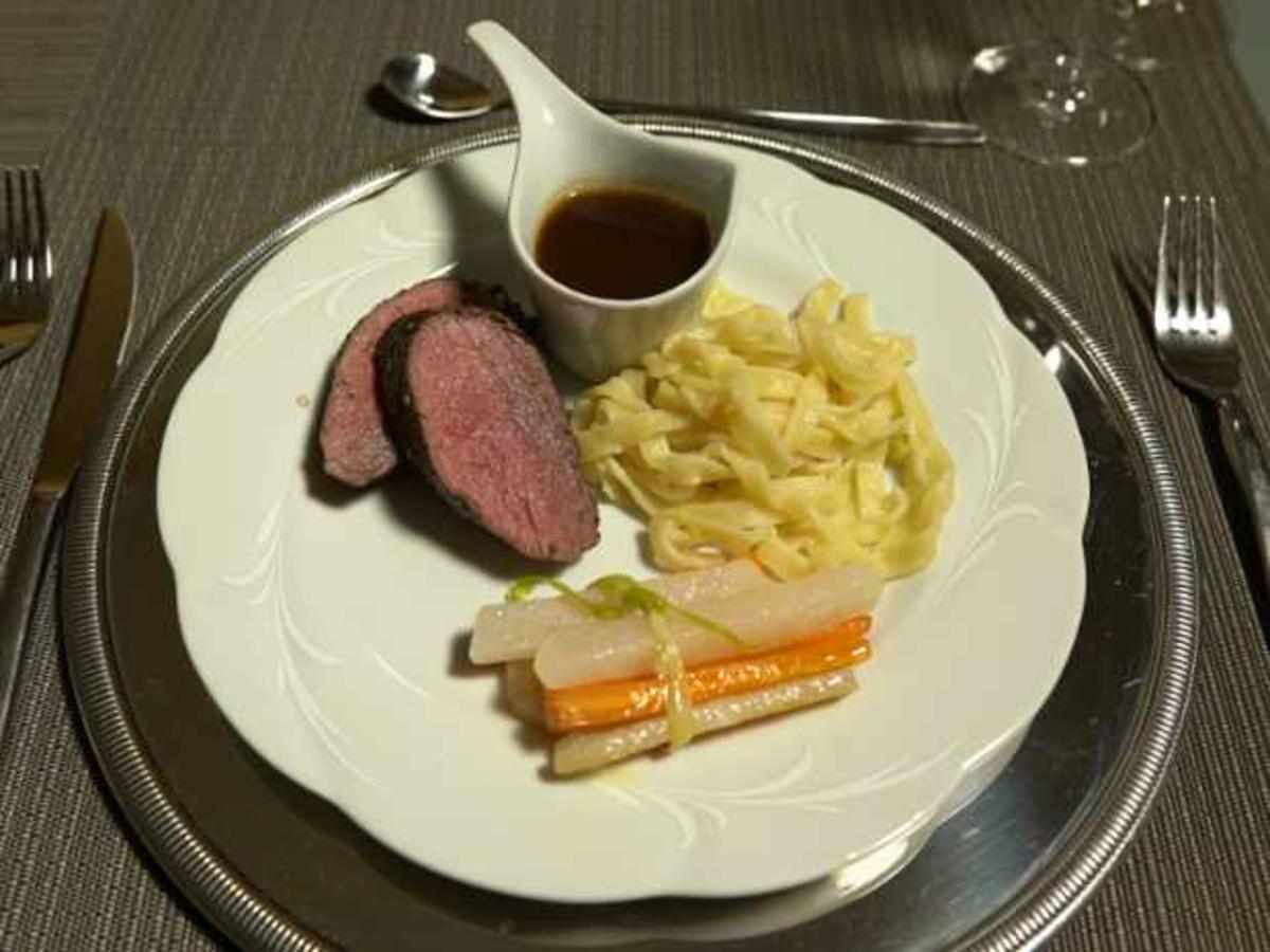 Hirschrücken mit selbstgemachten Fettucini und Gemüsepäckchen - von Das ...
