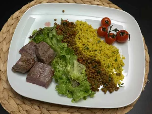 Lammlachs mit Bulgur, Linsen und Minzjoghurt - Rezept - Bild Nr. 2